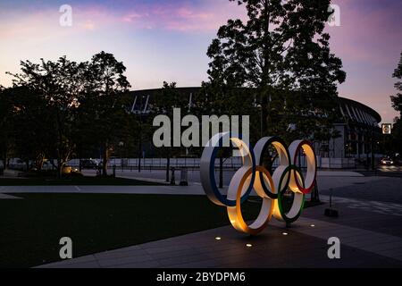 Vista generale, 9 GIUGNO 2020 : gli anelli olimpici sono esposti in Piazza Olimpica di Sport del Giappone vicino allo stadio nazionale a Tokyo, Giappone. Credit: Yohei Osada/AFLO SPORT/Alamy Live News Foto Stock