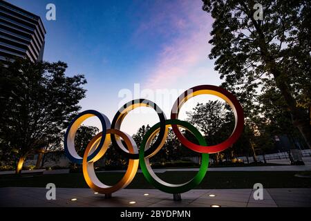 Vista generale, 9 GIUGNO 2020 : gli anelli olimpici sono esposti in Piazza Olimpica di Sport del Giappone vicino allo stadio nazionale a Tokyo, Giappone. Credit: Yohei Osada/AFLO SPORT/Alamy Live News Foto Stock
