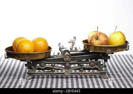 confronta le mele e le arance Foto Stock