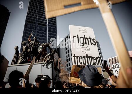 La folla grida verso la statua di protesta BLM, King George Square Foto Stock