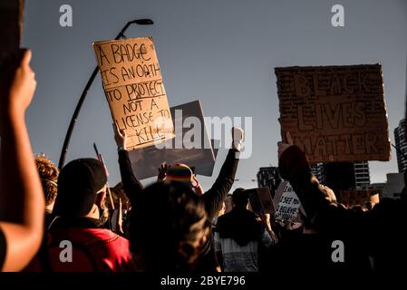 Il protestante grida a una protesta BLM Foto Stock