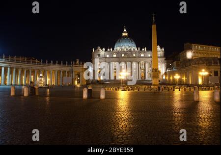 L'Italia. Roma. Vaticano. Piazza San Pietro alla vicina Foto Stock