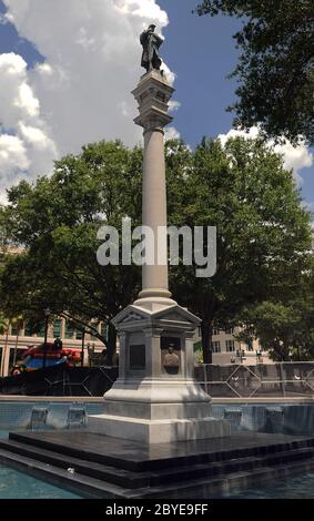 Jacksonville, Stati Uniti. 19 agosto 2017. (NOTA DELL'EDITORE: IMMAGINE ARCHIVIATA 19/08/2017)UN monumento con una statua di un soldato confederato nel Parco Hemming di Jacksonville. La statua del 1898 fu rimossa dalla città dal suo piedistallo di 62 metri nelle prime ore del mattino del 9 giugno 2020. La rimozione non annunciata della statua viene sulla scia di diffuse proteste a seguito della morte di George Floyd mentre si trovava in custodia della polizia il 25 maggio 2020 a Minneapolis. Credit: SOPA Images Limited/Alamy Live News Foto Stock