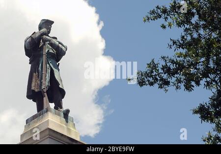 Jacksonville, Stati Uniti. 19 agosto 2017. (NOTA DELL'EDITORE: IMMAGINE ARCHIVIATA 19/08/2017)UN monumento con una statua di un soldato confederato nel Parco Hemming di Jacksonville. La statua del 1898 fu rimossa dalla città dal suo piedistallo di 62 metri nelle prime ore del mattino del 9 giugno 2020. La rimozione non annunciata della statua viene sulla scia di diffuse proteste a seguito della morte di George Floyd mentre si trovava in custodia della polizia il 25 maggio 2020 a Minneapolis. Credit: SOPA Images Limited/Alamy Live News Foto Stock