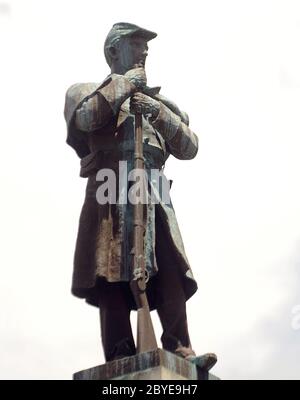 Jacksonville, Stati Uniti. 19 agosto 2017. (NOTA DELL'EDITORE: IMMAGINE ARCHIVIATA 19/08/2017)UN monumento con una statua di un soldato confederato nel Parco Hemming di Jacksonville. La statua del 1898 fu rimossa dalla città dal suo piedistallo di 62 metri nelle prime ore del mattino del 9 giugno 2020. La rimozione non annunciata della statua viene sulla scia di diffuse proteste a seguito della morte di George Floyd mentre si trovava in custodia della polizia il 25 maggio 2020 a Minneapolis. Credit: SOPA Images Limited/Alamy Live News Foto Stock