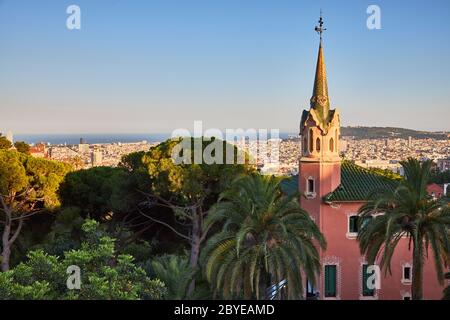 Museo della Casa di Gaudi nel Parco Antoni Gaudi Güell, con vista su Barcellona, nel tardo pomeriggio Foto Stock