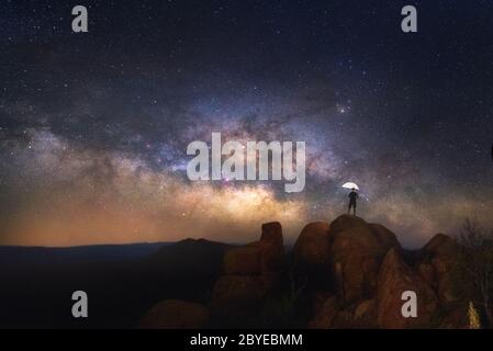 Milky Way a Balanced Rock, Big Bend National Park, Texas USA. Costellazione e galassia Foto Stock