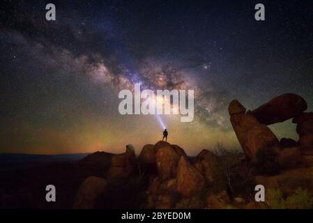 Milky Way a Balanced Rock, Big Bend National Park, Texas USA. Costellazione e galassia Foto Stock