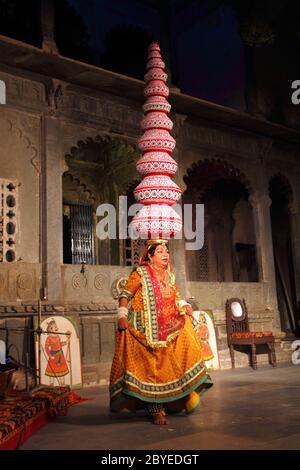 Spettacolo di Bhavai - famosa danza popolare del Rajasthan Foto Stock