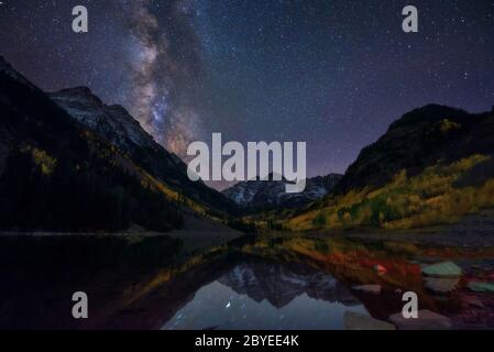 Luminosa e bellissima via lattea su Maroon Bells, Colorado. Sorprendente la riflessione della via lattea su Maroon Lake durante l autunno a colori. Foto Stock