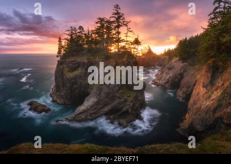 Il tramonto è meraviglioso al Samuel H. Boardman state Park, Brookings, Oregon, USA. Seastack e onde di schiantamento lungo la costa nord-occidentale del Pacifico. Foto Stock