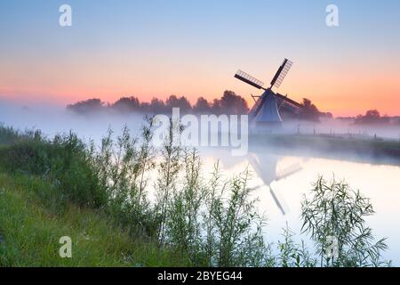 Affascinante mulino olandese a vento dal fiume Foto Stock