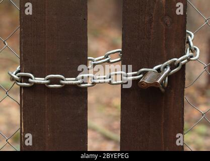 Vecchia serratura sulla porta di legno di colore marrone Foto Stock