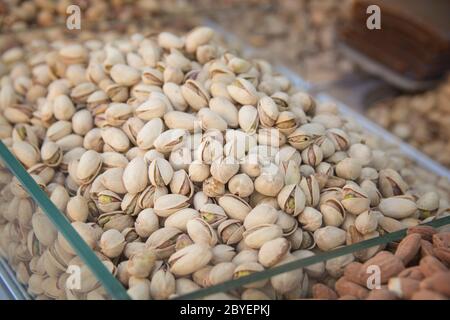 Una pila di pistacchio salato in vendita, nel mercato Mahane Yehuda, Gerusalemme, Israele Foto Stock