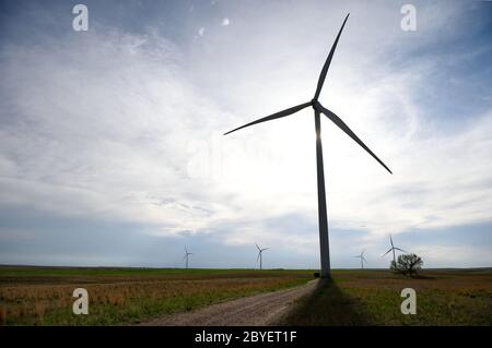 Parco eolico e turbina eolica con nuvole e cielo nella regione delle Great Plains del Nebraska meridionale, USA Foto Stock