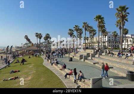 Folle presso il Beach plaza in un pomeriggio di primavera, Huntington Beach CA Foto Stock