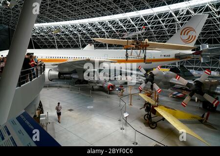 Mostra storica di aeroplani nel Museo Aeroscopia. Blagnac.Toulouse.Haute-Garonne.Occitanie.France Foto Stock