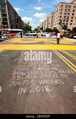 Un messaggio al sindaco Muriel Bowser che preme per più azione scritta in gesso sul murale Black Lives Matter, Washington, DC, Stati Uniti Foto Stock