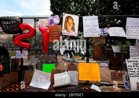 Arte di protesta su Breonna Taylor al recinto che circonda Lafayette Square (Lafayette Park) al Black Lives Matter Plaza, Washington, DC, Stati Uniti Foto Stock