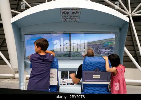 Un visitatore su simulatore di volo in Musee Aeroscopia Museum.Blagnac.Toulouse.Haute-Garonne.Occitanie.France Foto Stock