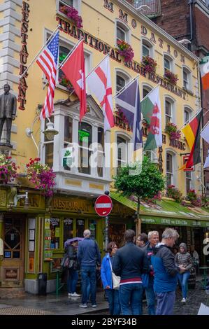 Dublino, Irlanda - 30 LUGLIO 2019: Persone che camminano per le strade della famosa zona di Temple Bar. Foto Stock