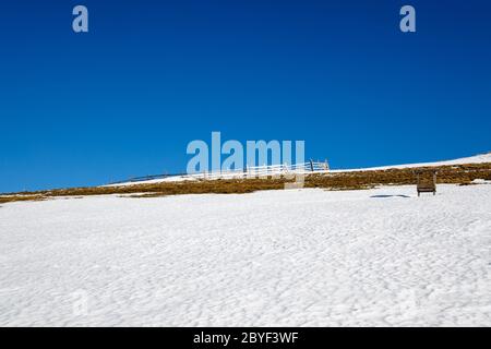 Scoprite le splendide Montagne Romene - paesaggio invernale Foto Stock