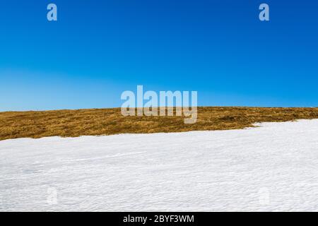 Scoprite le splendide Montagne Romene - paesaggio invernale Foto Stock