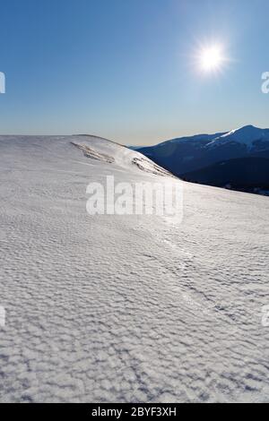 Scoprite le splendide Montagne Romene - paesaggio invernale Foto Stock