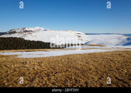 Scoprite le splendide Montagne Romene - paesaggio invernale Foto Stock