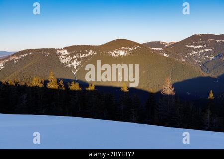 Scoprite le splendide Montagne Romene - paesaggio invernale Foto Stock