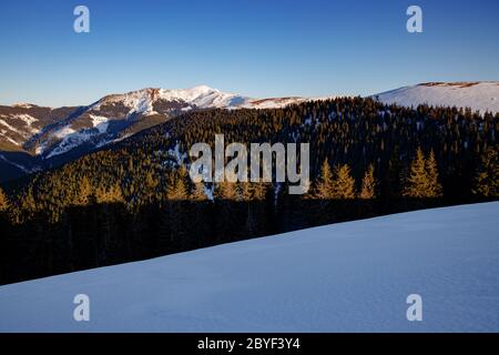 Scoprite le splendide Montagne Romene - paesaggio invernale Foto Stock