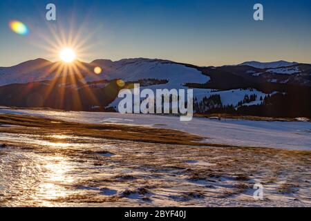 Scoprite le splendide montagne rumene Foto Stock