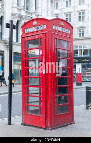 Londra, Regno Unito - 26 gennaio 2011 - un iconico stand telefonico rosso a Oxford Street, nel centro di Londra Foto Stock