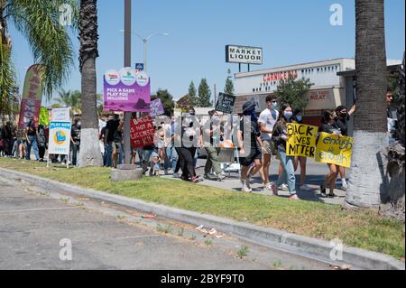 06/09/2020 Norwalk, California. Grandi folle si sono riunite al Municipio di Norwalk per attraversare la città a sostegno del movimento Black Lives Matter Foto Stock