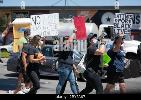 06/09/2020 Norwalk, California. Grandi folle si sono riunite al Municipio di Norwalk per attraversare la città a sostegno del movimento Black Lives Matter Foto Stock