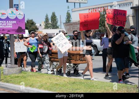 06/09/2020 Norwalk, California. Grandi folle si sono riunite al Municipio di Norwalk per attraversare la città a sostegno del movimento Black Lives Matter Foto Stock