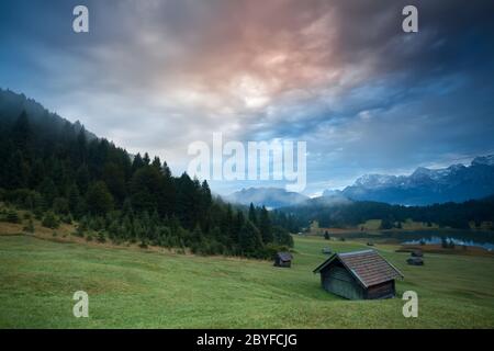 misty alba su capanne di Geroldsee lago Foto Stock