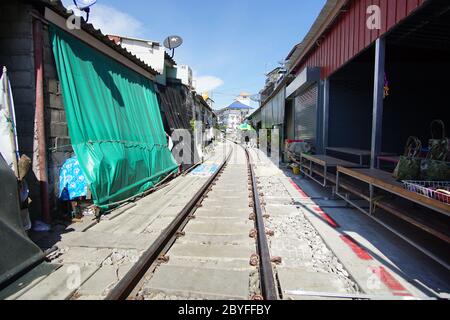 Bangkok, Thailandia -16 Ottobre 2018 : scena di attrazioni uniche al mercato dei treni di Maeklong vicino alla tela per dare il posto al passaggio del treno. Foto Stock