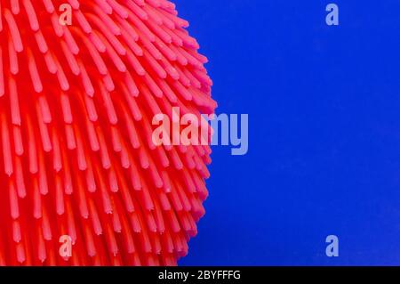 Virus come una palla di gomma morbida isolata su sfondo solido Foto Stock