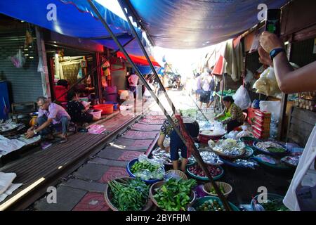 Bangkok, Thailandia -16 Ottobre 2018 : scena di attrazioni uniche al mercato dei treni di Maeklong prima del passaggio del treno. Foto Stock