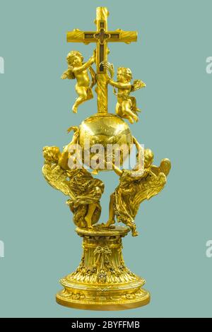 L'angelo dorato e la scultura cupida glorificano il cristianesimo su sfondo verde isolato con percorso di ritaglio. Foto Stock