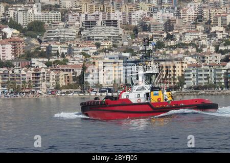 Rimorchiatore nel porto di Kusadasi Foto Stock