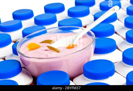 Numero di bottiglie di yogurt con blu scuro copre un Foto Stock