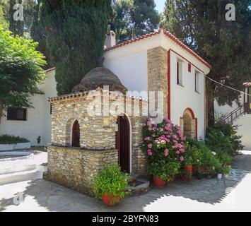 Piccolo monastero situato a Skiathos, una delle isole greche delle Sporadi Foto Stock