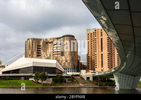 L'iconico ponte pedonale sul fiume torrens e il nuovo hotel casinò di adelaide nell'australia meridionale il 3 giugno 2020 Foto Stock