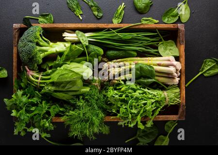 Verdure verdi biologiche in cassa di legno Foto Stock