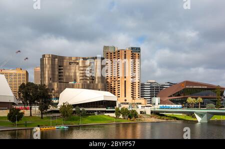 Il 3 giugno 2020, l'iconico fiume torrens e il paesaggio urbano dell'australia meridionale di Adelaide Foto Stock