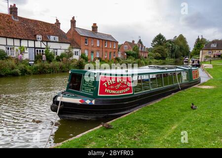 La barca Rose Canal ormeggiata sul canale Kennett & Avon a Hungerford, Berkshire, Inghilterra, Regno Unito. Foto Stock