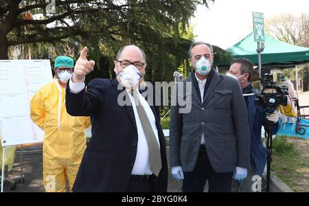 Marco Trivelli con il Consigliere Regionale di Welfare Giulio Gallera in visita al Civil di Brescia per presentare il progetto di un ospedale in ospedale, con 180 posti letto dedicati all'emergenza Covid, Brescia 4 aprile 2020. Fotolivo Filippo Venezia (FOTOLIVE/Fotogramma, Brescia - 2020-04-04) ps la foto è utilizzabile nel rispetto del contesto in cui è stata scattata, E senza intento diffamatorio del decoro delle persone rappresentate (FOTOLIVE/Fotogramma, FOTO REPERTORIO - 2020-06-10) p.s. la foto e' utilizzabile nel messaggio del contenuto in cui e' stata attaccata, e senza intenzione diffamatorio del dec Foto Stock