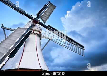 Mulino a vento bianco olandese su cielo blu Foto Stock